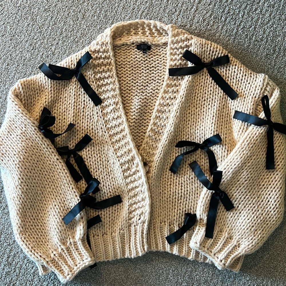 debut sweater